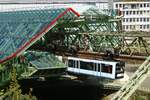 Die neue Schwebebahn GN04 an der Kluse in Wuppertal, April 2017.
