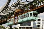 Schwebebahn  Bonava  Gtw24 an der Ohligsmühle in Wuppertal, am 27.07.2017.