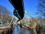 Wagen 06 der WSW über der Wupper in Wuppertal, so gesehen Mitte Februar 2021.