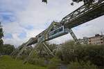 Wagen 10 der Wuppertaler Schwebebahn  vor dem Endbahnhof Oberbarmen (28.08.2021)