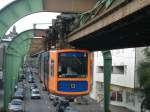 Die Wuppertaler Schwebebahn bei der Einfahrt in den Bahnhof Bruch.