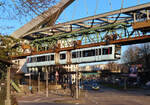 Die Wuppertaler Schwebebahn schwebt in der Nähe der Station Ohligsmühle über die Bundesallee in Richtung Vohwinkel.