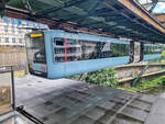 Wuppertaler Schwebebahn Zug 05 kurz vor der Station Hauptbahnhof auf dem Weg nach Oberbarmen, 25.05.2025.
