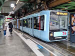 Wuppertaler Schwebebahn Zug 25 Richtung Vohwinkel in der Station Hauptbahnhof, 25.05.2025.