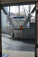 Zum Jubiläum der Schwebebahn war die Mitfahrt kostenlos, und darüber hinaus hatten die Stadtwerke auf ihrer Homepage angekündigt, an einigen Stationen eine Überraschung vorbereitet zu haben. Für Livemusik oder den Streichelzo ...