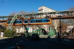 Schwebebahn Gtw 14/27  Retro-Design Gtw 72  in Wuppertal, April 2026.