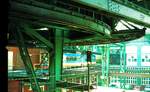 Wuppertaler Schwebebahn__Endstation Vohwinkel mit Blick zur Wagenhalle. Ein Zug (Wagen 12) setzt gerade über von der Wagenhalle.__06-1984