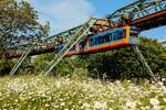 Schwebebahn Gtw 15/27 'Retro-Design Gtw 72' in Wuppertal, Mai 2026.