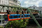 Schwebebahn Gtw 15/27  Retro-Design Gtw 72  in Wuppertal, Juni 2026.