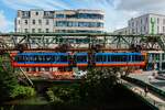 Schwebebahn Gtw 15/27  Retro-Design Gtw 72  in Wuppertal, Juni 2026.