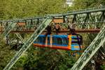 Schwebebahn Gtw 15/27  Retro-Design Gtw 72  in Wuppertal, Juni 2026.