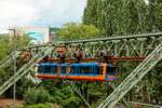 Schwebebahn Gtw 15/27  Retro-Design Gtw 72  in Wuppertal, Juli 2026.
