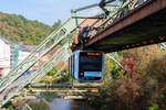 Schwebebahn Wuppertal | Schwebebahn Vossloh GTW15 mit der Wagennummer 17 erreicht grade die Haltestelle Varresbecker Stra�e in Richtung Vohwinkel am 5.10.2026