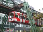 Eine 'Sparkasse' Schwebebahn entschwebt dem Wuppertaler Hbf gen Oberbarmen...