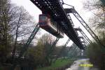 Linienzug der Schwebebahn in Wuppertal auf dem Weg zum Endbahnhof Wuppertal-Oberbarmen.