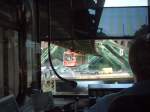 Eine Schwebebahn bei der Vorbeifahrt....