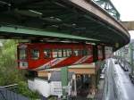 Schwebebahn Nr.1 von Wuppertal Oberbarmen erreicht Zielbahnhof  Vohwinkel.(10.08.2008) 