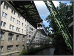Schweben ber der Wupper - ein sehr beeindruckendes Verkehrssystem.