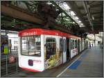 Blick ins Innere der Schwebebahn-Station am Zoo und Stadium mit einer gerade eingefahrenen Schwebebahn.