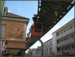 Kurz vor Erreichen der Station Vohwinkel ist in dieser Kurve der Abstand zwischen Bahn und Huserwand extrem gering. Ein Wuppertaler machte mich auf diese Stelle aufmerksam, als ich Fotos von der Station und dem Umfeld machte. Offenbar handelt es sich bei dabei um ein denkmalgeschtztes Gebude, das aber leer steht und in einen desolaten Zustand ist. Eine Sanierung drfte wegen der Nhe der Schwebebahn ziemlich schwierig sein, schtze ich mal. (16.08.2008) 