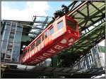 Eine Schwebebahn verlsst die modernisierte Station Vohwinkel.