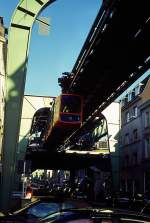 Hp Sonnborner Strae, ausfahrender Zug in Richtung Oberbarmen