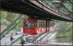 Aprilschauer -     Vielleicht ein bisschen vom Regen geschützt unter ihrem Fahrgerüst erreicht Wagen 9 der Wuppertaler Schwebebahn die Station Zoo / Stadion.