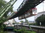 Wuppertaler Schwebebahn in Richtung Oberbarmen Bahnhof am Haltepunkt Hauptbahnhof.(29.6.2012) 