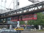 Wuppertaler Schwebebahn in Richtung Bahnhof Oberbarmen am Haltepunkt Barmen Alter Markt.(6.7.2012)