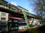  Wuppertaler Schwebebahn in Richtung Vohwinkel am Haltepunkt Hauptbahnhof/Dpersberg.(7.2.2013) 