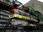 Wuppertaler Schwebebahn in Richtung Oberbarmen Bahnhof am Haltepunkt Hauptbahnhof/Dpersberg.(28.2.2013) 