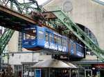  Wuppertaler Schwebebahn in Richtung Oberbarmen Bahnhof am Haltepunkt Hauptbahnhof/Dpersberg.(28.2.2013) 