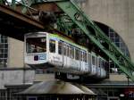  Wuppertaler Schwebebahn in Richtung Oberbarmen Bahnhof am Haltepunkt Hauptbahnhof/Dpersberg.(28.2.2013) 