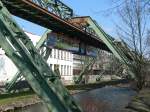Wuppertaler Schwebebahn zwischen Alter Markt und Adlerbrücke.