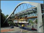 Ungestrt vom Individualverkehr berquert Wagen 13 der Wuppertaler Schwebebahn die Bundesallee. (06.07.2013)