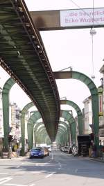 In W-Vohwinkel verluft die Trasse ber der Strae (24.04.2013)