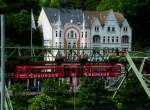 Wuppertaler Schwebebahn in Richtung Oberbarmen Bahnhof am Haltepunkt Stadion/Zoo.(25.5.2014)  
