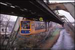 Schwebebahn über der Wupper. Wagen 14 Linie 7 erreicht am 7.12.1989 den Endhaltepunkt in Wuppertal - Oberbarmen.