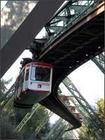 S-förmig -    Die Fahrbahn der Schwebebahn zeichnet den Verlauf der darunter liegenden Wupper nach.