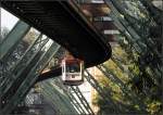 Hallo Wuppertal -    Ein Fahrzeug der Schwebebahn unterwegs zwischen den Stationen Robert-Daum-Platz und Ohligsmühle.