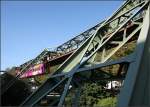 Recht klein wirkt die Bahn im Vergleich zur Konstruktion ihres Fahrweges -

Schwebebahn östlich der Station Ohligsmühle in Wuppertal.

10.04.2014 (M)