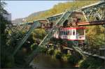 Schwebend über der Wupper -    Ein Bahn in Fahrtrichtung Oberbarmen zwischen den Station Robert-Daum-Platz und Ohligsmühle.