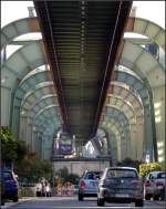 Überbauung einer Stadtstraße -    Aus dieser Perspektive wirken die Anlagen der Wuppertal Schwebebahn schon sehr wuchtig.