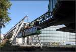 Modernes Wuppertal -    Westlich der auffälligen Station Kluse,die rechts ins Bild ragt, befindet sich ein besonderes Brückenbauwerk für die Schwebebahn.