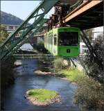 Grüne Bahn über grüner Insel -

Blick auf die Wupper und die Schwebebahn von der Station Robert-Daum-Platz aus in Richtung Westen. Beim schwersten Schwebebahn-Unglück im Jahr 1999 stürzte eine Bahn auf die hinten sichtbare Rohrbrücke.

04.10.2014 (M)