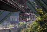 An Zoo und Stadion -    Eine Bahn verlässt die Schwebebahn-Station Zoo/Stadion in Richtung Vohwinkel.