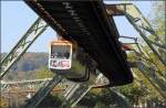 Hängend durch das Tal der Wupper -    Eine sogenannte Schwebebahn auf der Fahrt nach Osten zwischen den Stationen Ohligsmühle und Hauptbahnhof.