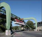 Wuppertaler Bögen -    Die bogenförmige Trasse wird von ebenfalls bogenförmigen Portalkonstruktionen gehalten.