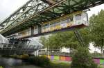 Die Schwebebahn in Wuppertal bei Ohligsmühle. Aufnahmedatum: 18. Mai 2007.