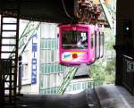 Bahn-Unikat WUPPERTALER SCHWEBEBAHN:  Schweben  über der Wupper und dem  Straßenverkehr-Fotografiert am 29.6.2014 im Rahmen einer Sonderfahrt der EFB  (Eisenbahnfreunde Betzdorf) mit der